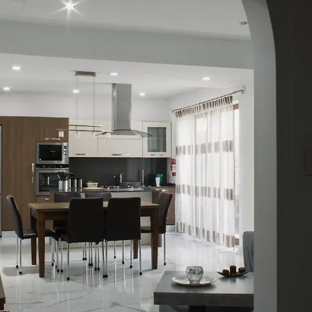 דירה Brand New 3 Bdr In A Quaint Village *