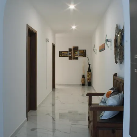 דירה Brand New 3 Bdr In A Quaint Village *