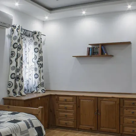Brand New 3 Bdr In A Quaint Village Apartmán