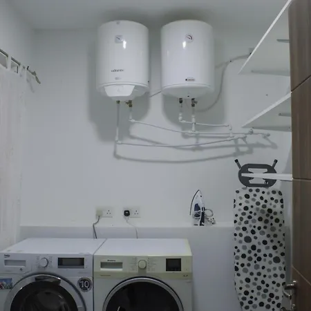 Brand New 3 Bdr In A Quaint Village Apartmán *
