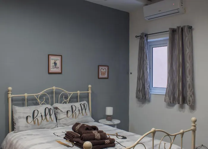 Brand New 3 Bdr In A Quaint Village Διαμέρισμα