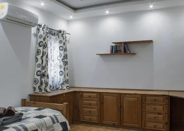 Brand New 3 Bdr In A Quaint Village Διαμέρισμα