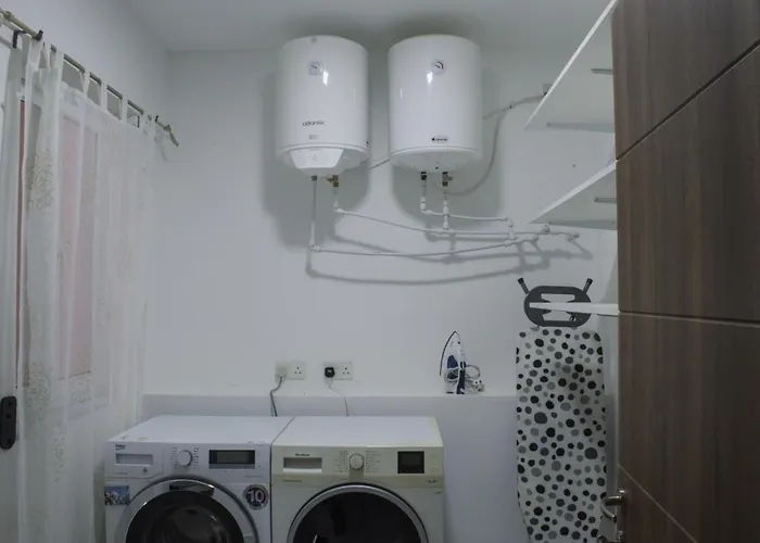 Brand New 3 Bdr In A Quaint Village Διαμέρισμα *